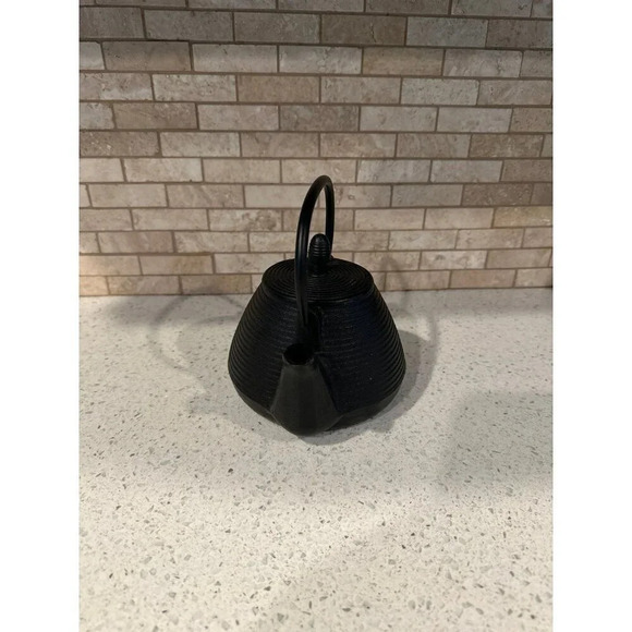 Cast Iron Japanese Black Ribbed Texture Tetsubin Teapot - Picture 2 of 5